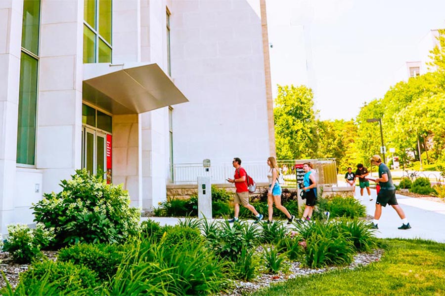 Students-entering-Gerdin Business Building